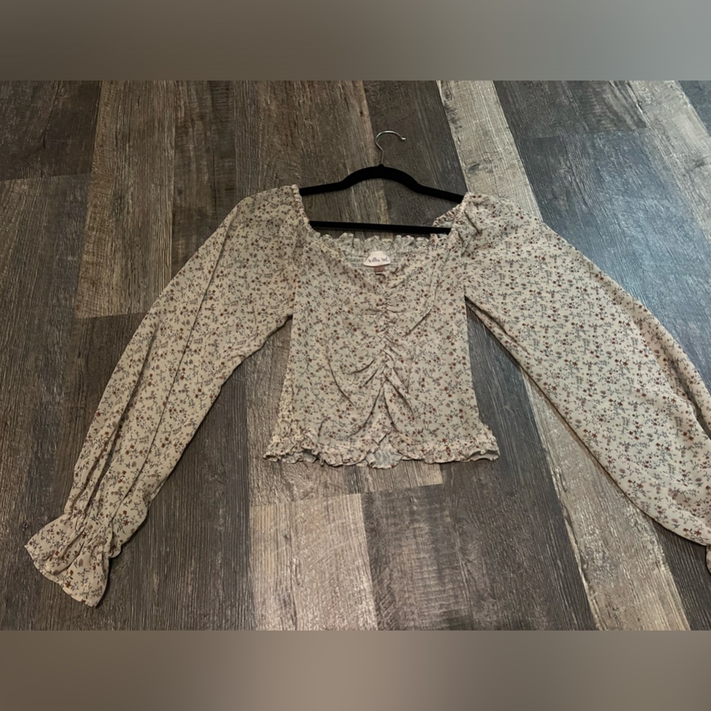 Off the shoulder long sleeve floral top🌸🌼